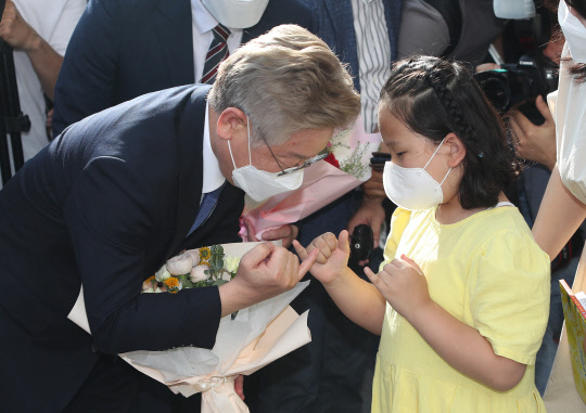 대선 출마를 공식 선언한 이재명 경기지사가 1일 오후 경북 안동시 경북유교 문화회관을 방문한 자리에서 어린이로부터 환영 꽃다발을 받은 후 약속을 하고 있다. 연합뉴스